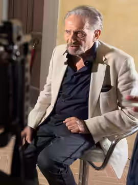 Uno scatto di Ugo Chiti, presso il Forte Belvedere a Firenze, durante le riprese di un documentario su Carlo Monni, diretto da Romeo Conte. (2023)