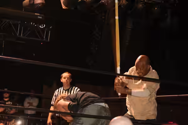 New Jack donnant un coup de bâton de kendo au Necro Butcher. (2015)