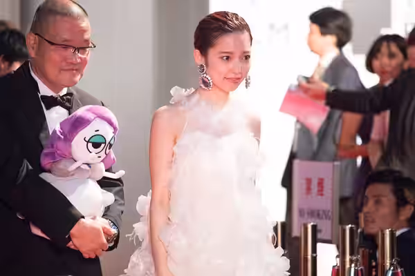 第28回 東京国際映画祭 オープニングセレモニー 島崎遥香 中田秀夫 (劇場霊) (2015)
