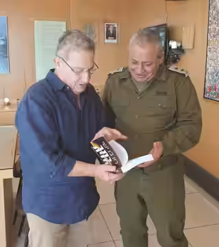 רון בן ישי מגיש לרמטכ"ל גדי אייזנקוט את ספרו כתב חזית 2018