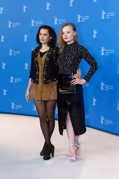 Ella Rumpf und Maria Dragus beim Photo Call zu Tiger Girl bei der Berlinale 2017beim Photo Call zu Tiger Girl bei der Berlinale 2017