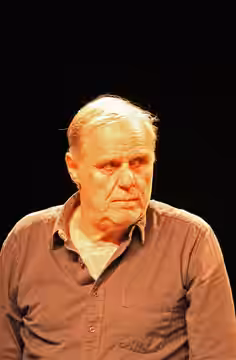 Bildinhalt: Der Schauspieler de:Josef Bierbichler bei einem Auftritt im de:Bockenheimer Depot Aufnahmeort: Frankfurt am Main, Deutschland Die dargestellte Perso