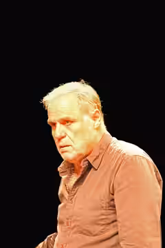 Bildinhalt: Der Schauspieler de:Josef Bierbichler bei einem Auftritt im de:Bockenheimer Depot Aufnahmeort: Frankfurt am Main, Deutschland Die dargestellte Perso