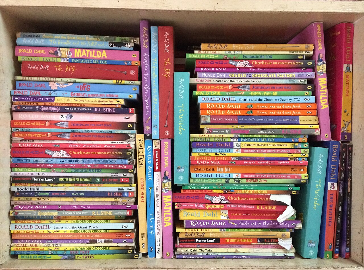Bookshelf with stacks of books by Roald Dahl (2017)