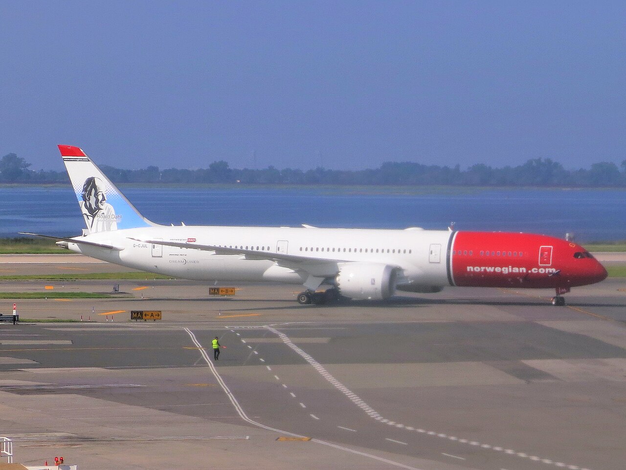 A Norwegian Air UK plane has arrived from London Gatwick Airport (LGW/EGKK) on the first Norwegian morning flight from Gatwick to JFK on Flight DY7013, and is t
