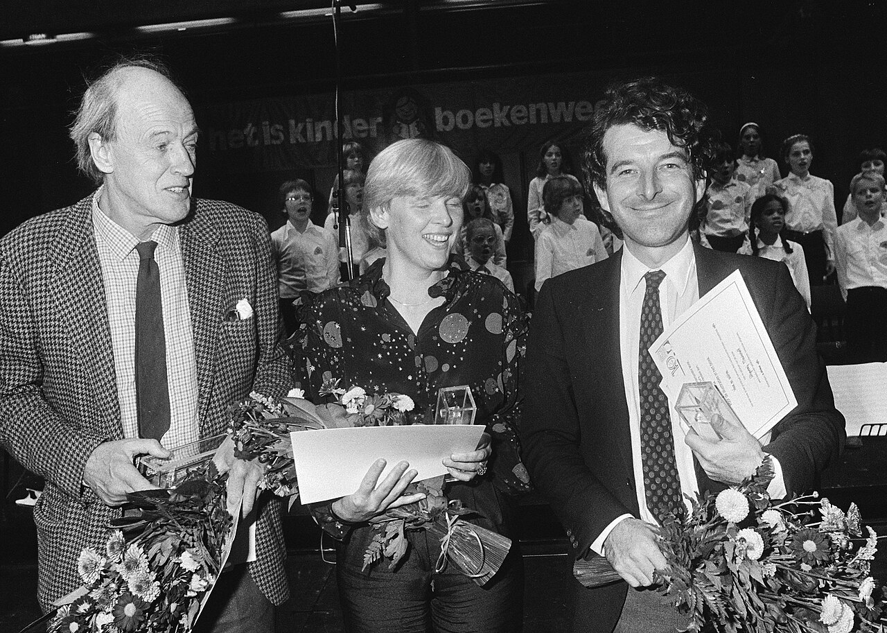 Winnaars Gouden Griffel &amp; Gouden Penseel 1982, Utrecht 1982. Roald Dahl (Zilveren Griffel), Nannie Kuiper (Gouden Griffel), Joost Roelofsz (Gouden Penseel) 
