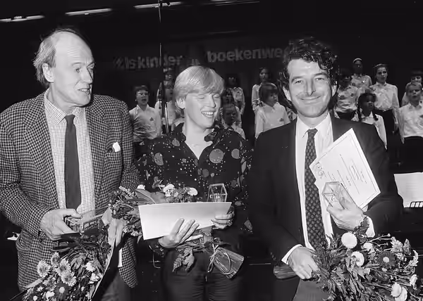 Winnaars Gouden Griffel &amp; Gouden Penseel 1982, Utrecht 1982. Roald Dahl (Zilveren Griffel), Nannie Kuiper (Gouden Griffel), Joost Roelofsz (Gouden Penseel) 