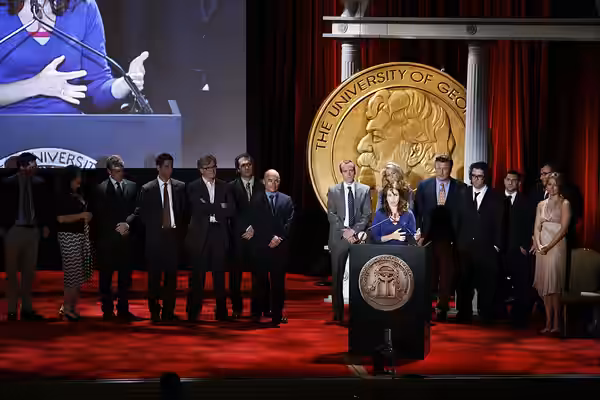 PHOTO CREDIT: ANDERS KRUSBERG / PEABODY AWARDS Tina Fey with the cast and crew of 30 Rock including Alec Baldwin, Judah Friedlander and Jane Krakowski 67th Annu (2008)