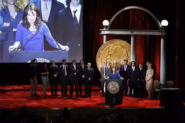 PHOTO CREDIT: ANDERS KRUSBERG / PEABODY AWARDS Tina Fey with the cast and crew of 30 Rock including Alec Baldwin, Judah Friedlander and Jane Krakowski 67th Annu (2008)