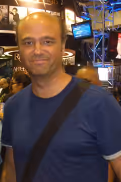 Cropped portion of original on Flickr; Chance Run In with Scott Adsit Camera: Casio EX-S880 License on Flickr (2011-01-09): CC-BY-SA-2.0 Flickr tags: Scott Adsi (2010)