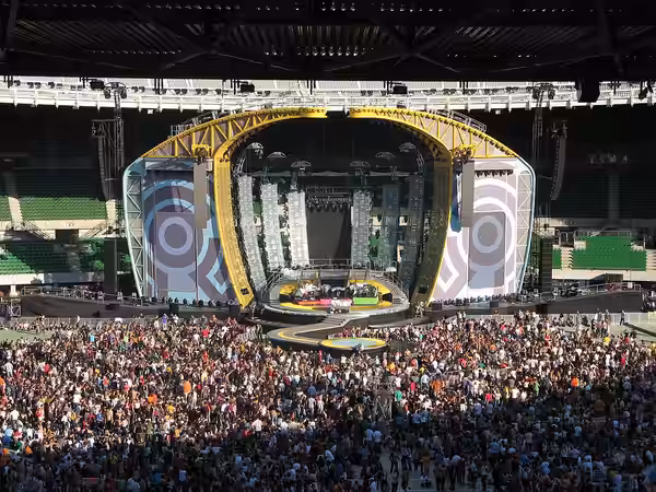 Vista del escenario de la gira Close Encounters Tour (2006), de Robbie Williams, durante su recital en Viena, Austria.