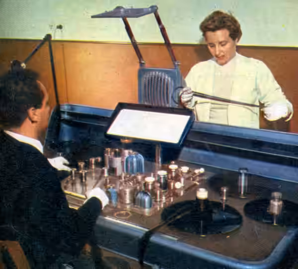 Nino Baragli con la moglie la lavoro (1957)