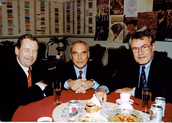 Ladislav Županič (uprostřed) s Václavem Havlem a Milošem Formanem v Hudebním divadle v Karlíně na setkání při příležitosti 40. výročí vzniku divadla Semafor, 30 (1999)