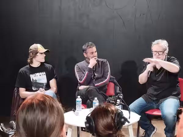Alexis Rosenstiehl, Olivier Nakache et Marc-Henri Dufresne lors d'une rencontre organisée dans la salle Gad Elmaleh du campus Jaurès au cours Florent de Paris,  (2026)