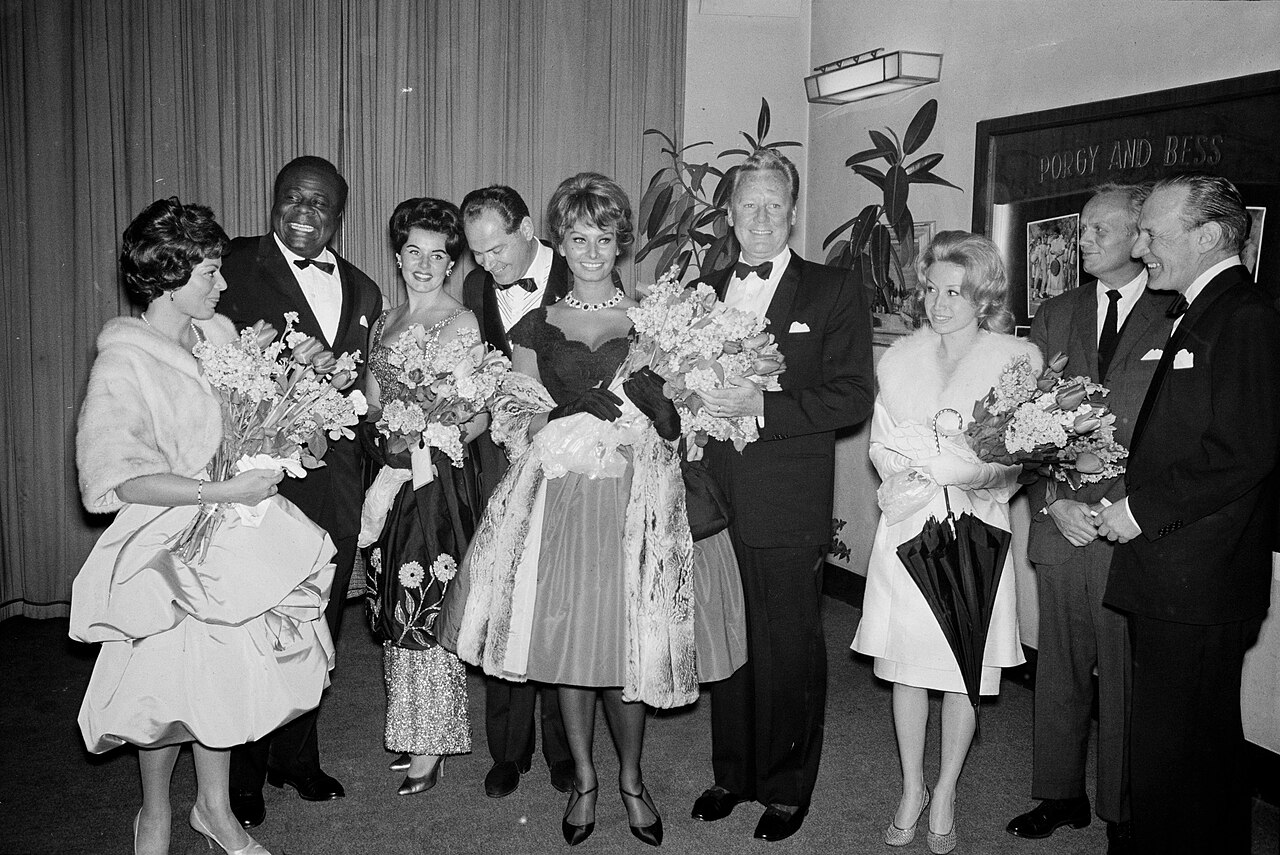 Apollo Cinerama, Zürich: Première von "Porgy and Bess": von links.: Lys Assia, Moses LaMarr, Eunice Gayson, Anton Eric Scotoni, Sophia Loren, Van Johnson, Alice (1960)