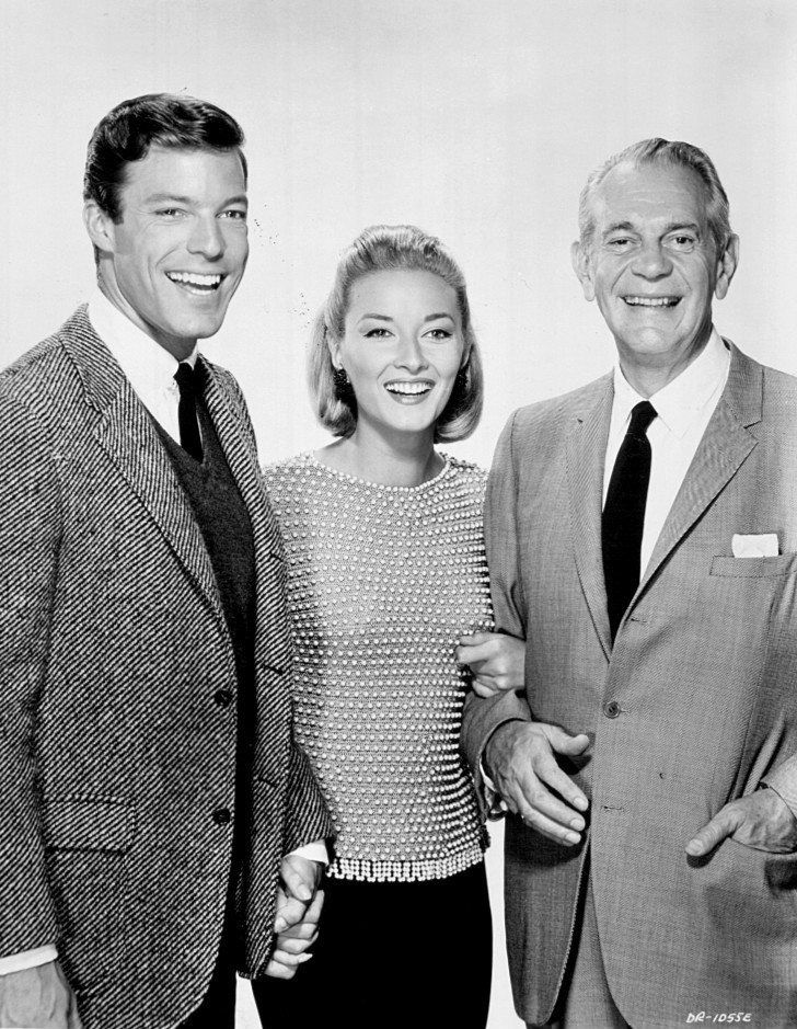 Photo of Richard Chamberlain (Dr. Kildare), Daniela Bianchi and Raymond Massey (Dr. Gillespie) from the television program Dr. Kildare. This episode takes the d (1964)