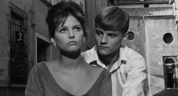 Claudia Cardinale et Jacques Perrin dans une scène du film la Regazza con la valiglia (La Fille à la valise) réalisé par Valerio Zurlini en 1961.
