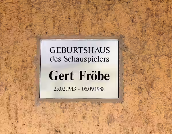 Gedenktafel am Geburtshaus des Schauspielers Gert Fröbe in Oberplanitz. Zwickau, Sachsen, Deutschland. (2013)
