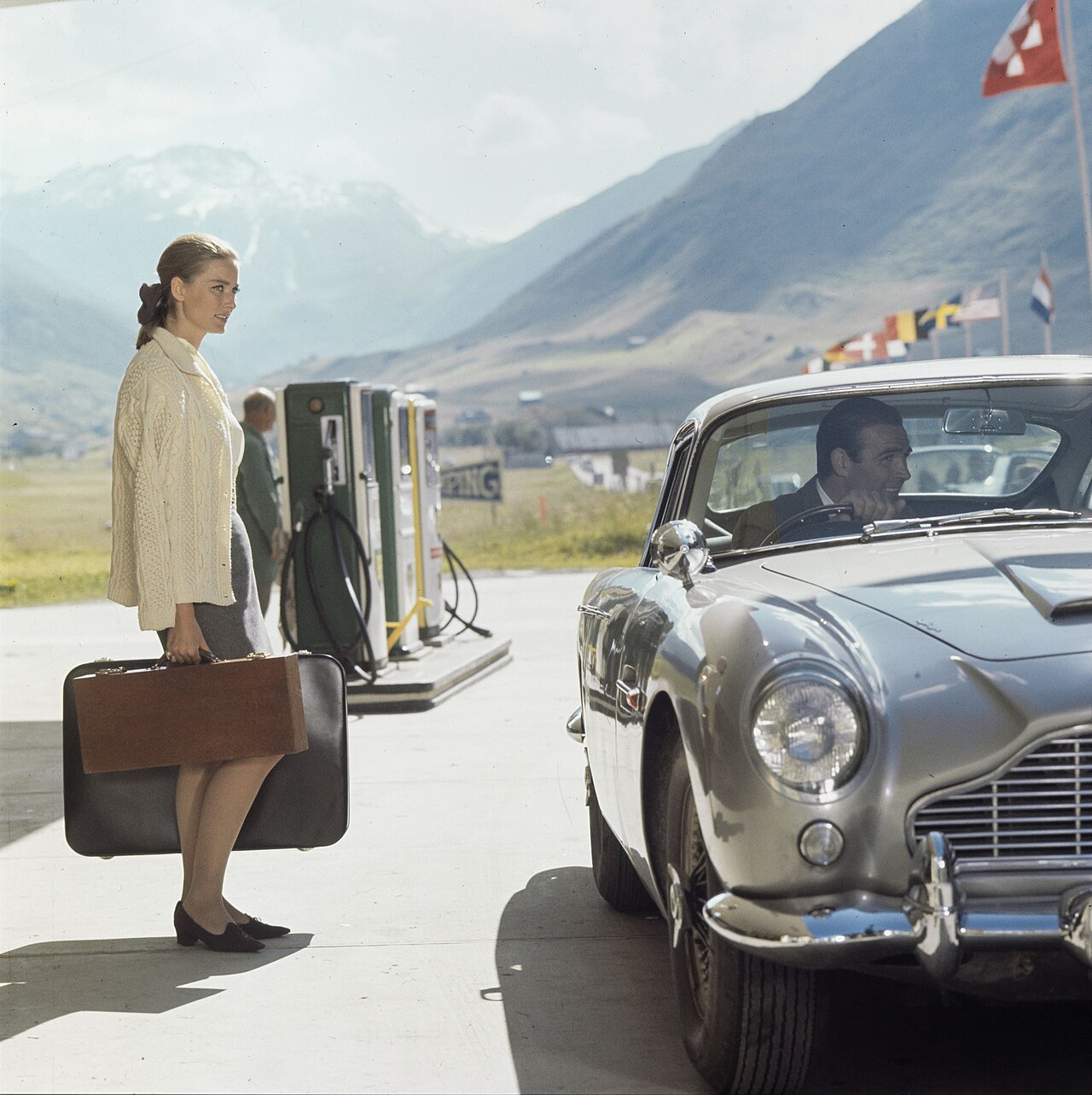 Sean Connery als James Bond und Tania Mallet als Tilly Masterson in "007 - Goldfinger" bei Dreharbeiten an der Tankstelle "Aurora" in Andermatt (1964)