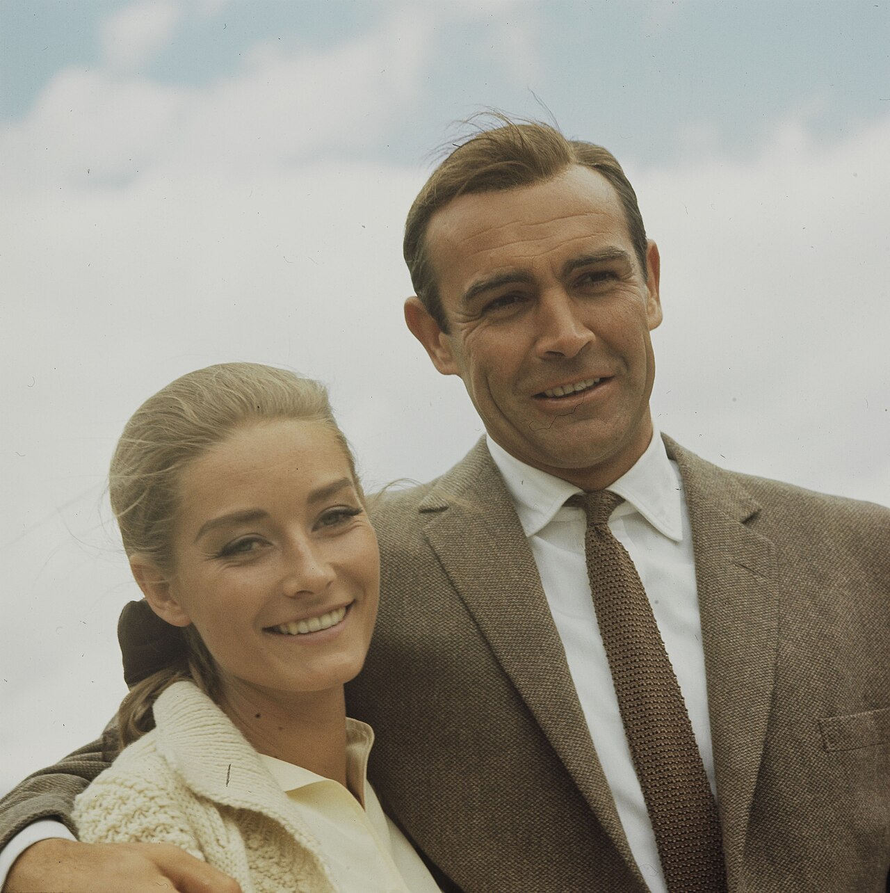 Sean Connery als James Bond und Tania Mallet als Tilly Masterson in "007 - Goldfinger" bei Dreharbeiten am Furkapass und in Andermatt (1964)