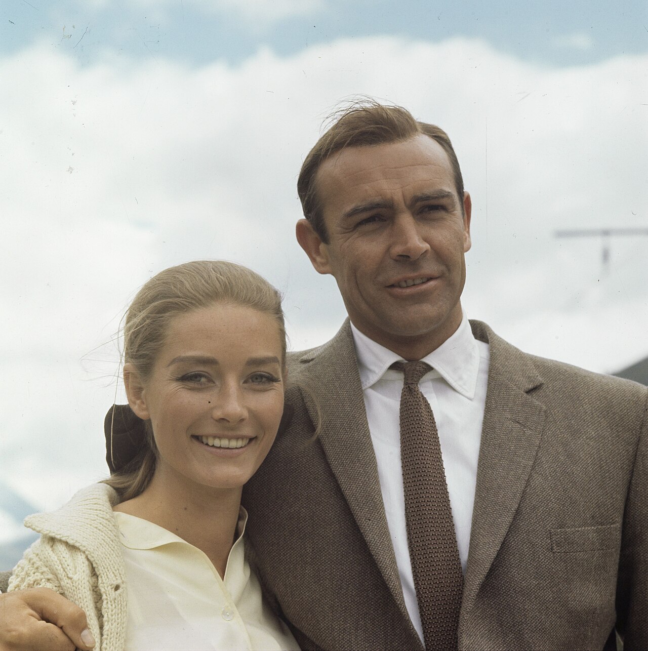 Sean Connery als James Bond und Tania Mallet als Tilly Masterson in "007 - Goldfinger" bei Dreharbeiten am Furkapass und in Andermatt (1964)