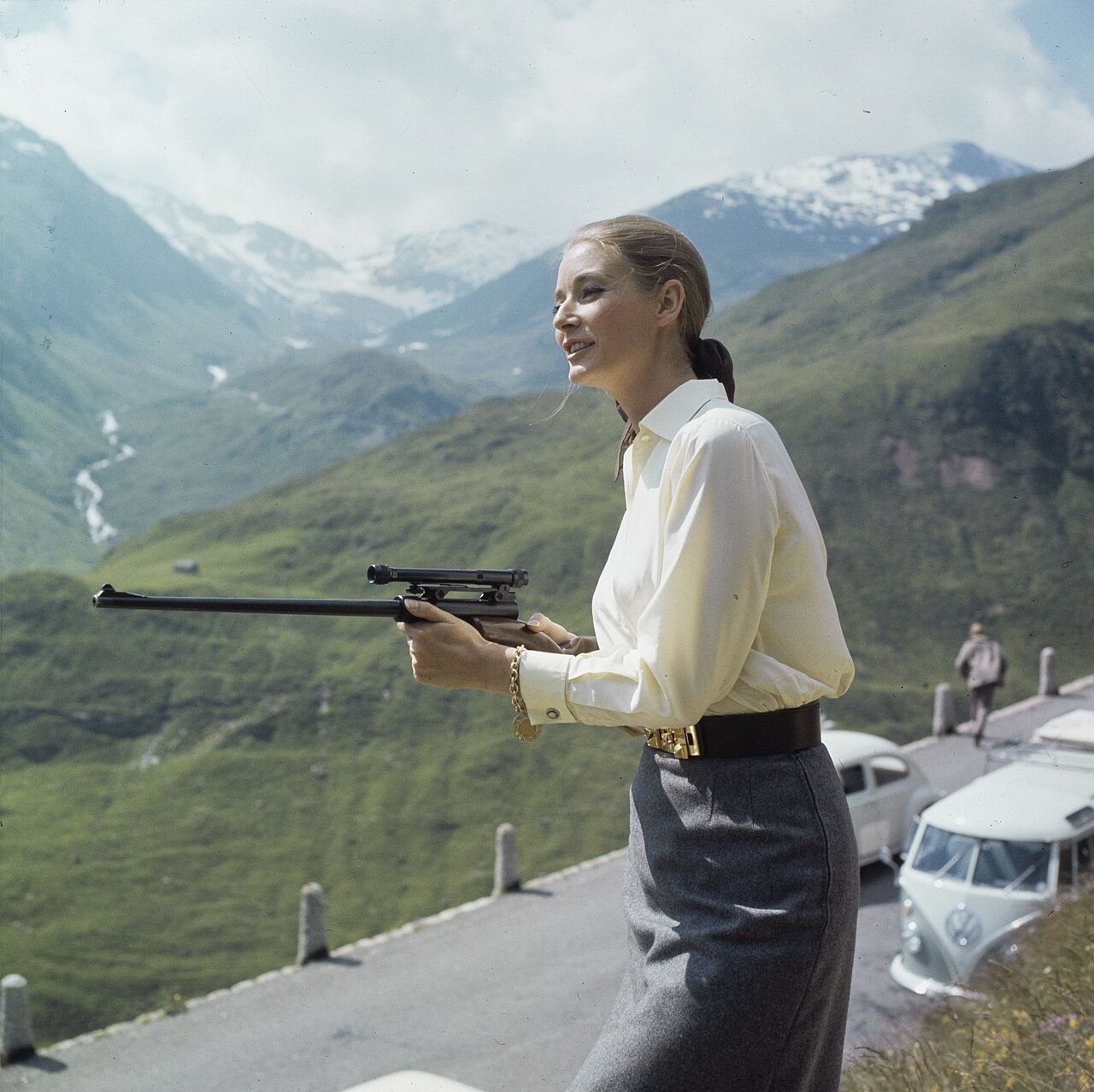 Tania Mallet als Tilly Masterson in "007 - Goldfinger" bei Dreharbeiten am Furkapass (1964)