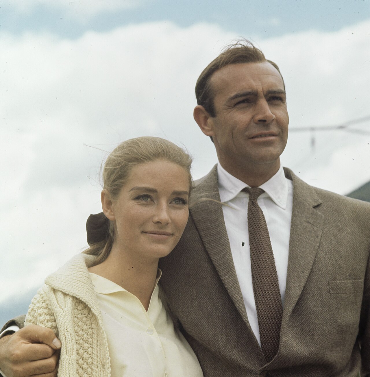 Sean Connery als James Bond und Tania Mallet als Tilly Masterson in "007 - Goldfinger" bei Dreharbeiten am Furkapass und in Andermatt (1964)