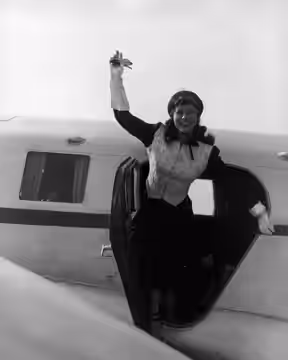 Filmster Paulette Goddard vertrekt in een klein 2-motorig toestel naar Kopenhagen, Schiphol 24 juni 1947 Foto Ben van Meerendonk / AHF, collectie IISG, Amsterda