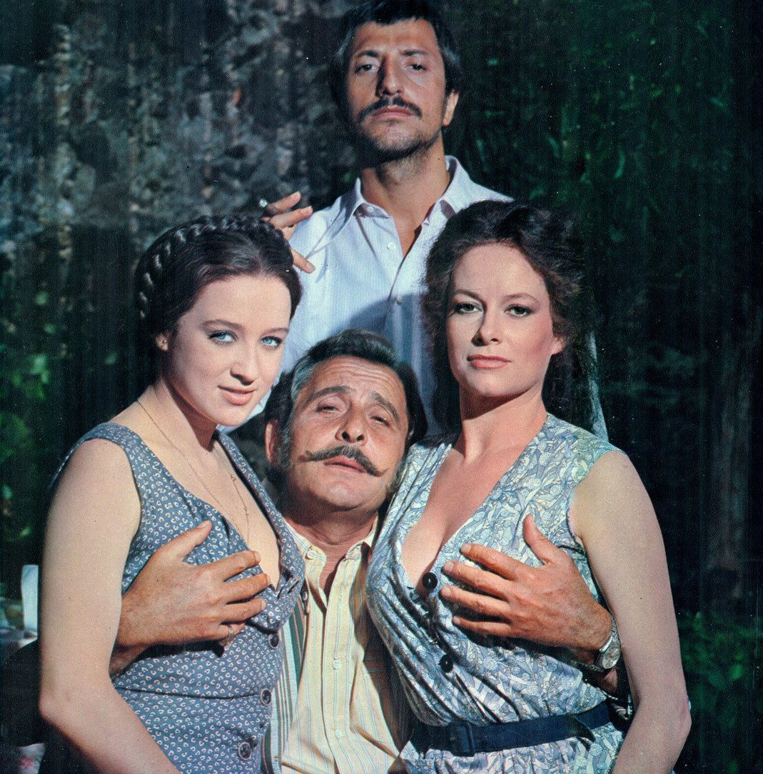 Dall'alto, in senso orario: gli attori Pippo Franco, Luciana Paluzzi, Domenico Modugno ed Eleonora Giorgi in uno scatto di scena sul set del film La sbandata (1 (1974)