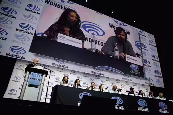 Jeph Loeb, Chloe Bennet, Ming-Na Wen, Iain De Caestecker, Elizabeth Henstridge, Henry Simmons, Natalia Cordova-Buckley, Jeff Ward, Maurissa Tancharoen, Jed Whed (2018)