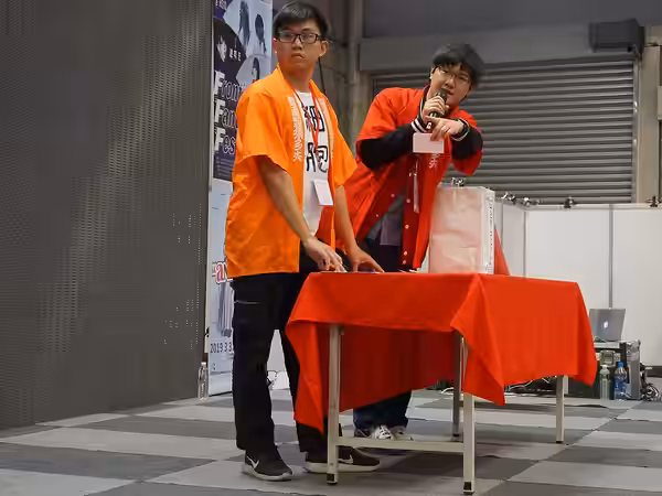 ​第33屆開拓動漫祭，大原沙耶香簽名抽獎，男性工作人員2人宣讀得獎人姓名並確認得獎人在現場。 (2019)
