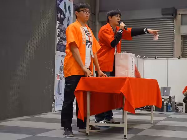 ​第33屆開拓動漫祭，大原沙耶香簽名抽獎，男性工作人員2人宣讀得獎人姓名並確認得獎人在現場。 (2019)