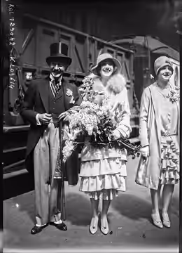 Sujet : Carver, Kathryn (1899-1947) -- Portraits Menjou, Adolphe (1890-1963) -- Portraits Mariage -- Paris (France) Paris (France) -- Gare du Nord Portraits col (1928)