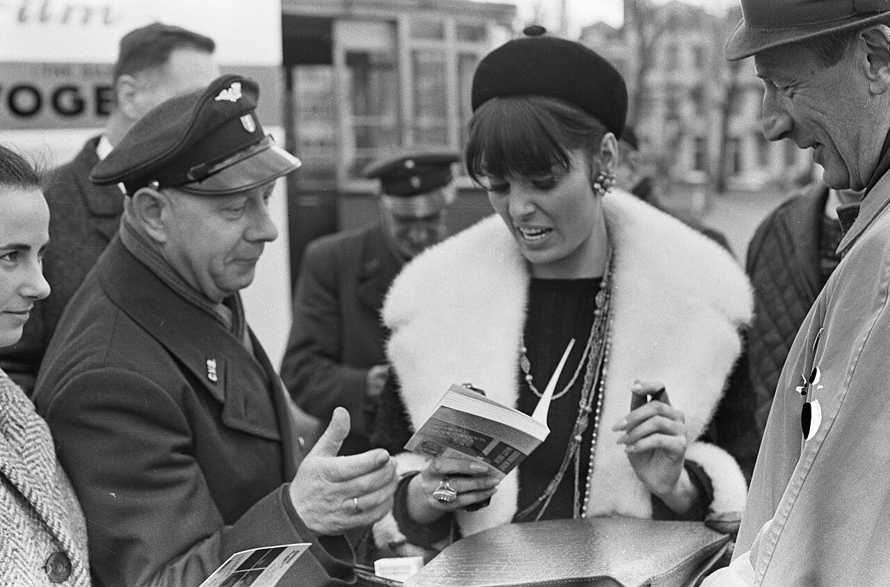 Collectie / Archief : Fotocollectie Anefo Reportage / Serie : [ onbekend ] Beschrijving : Daliah Lavi , opdracht Columbia Datum : 29 maart 1966 Trefwoorden : fi