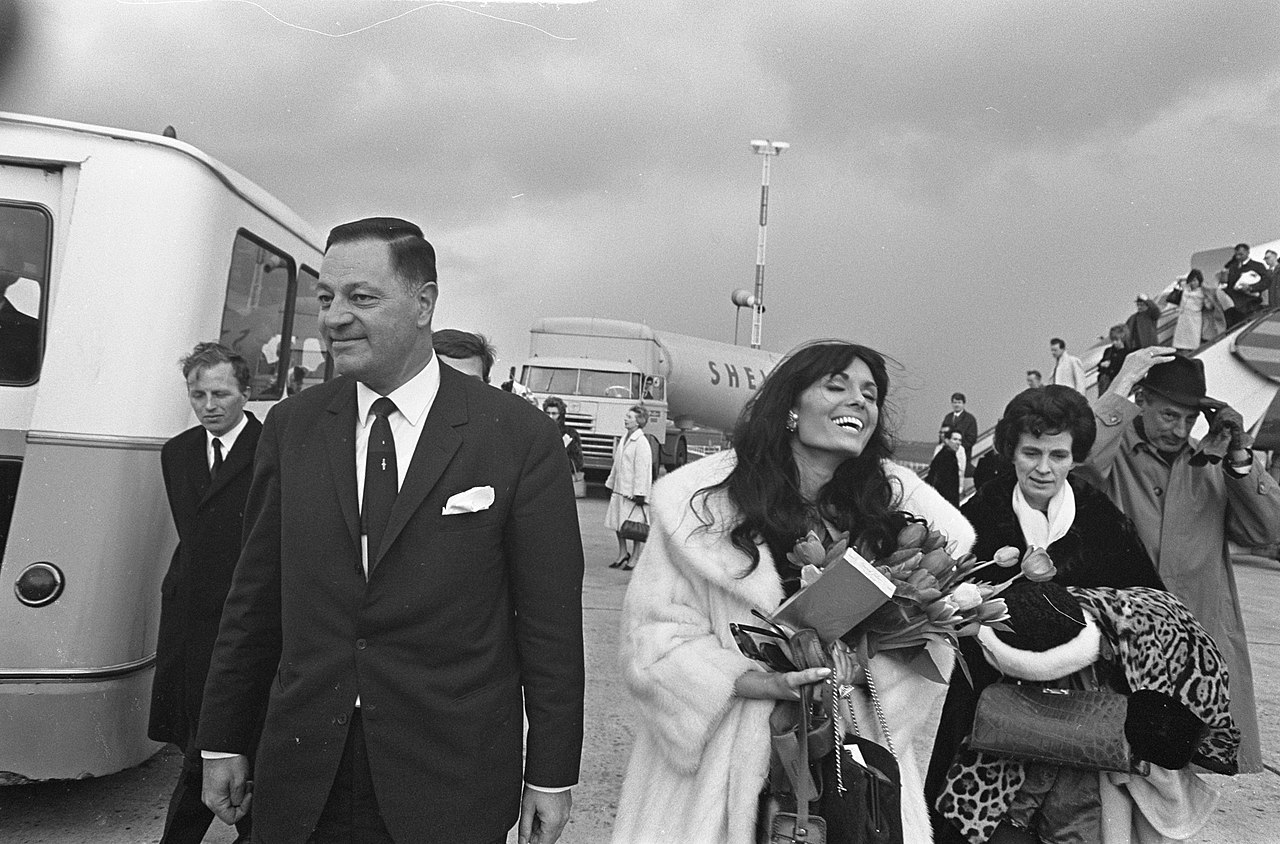 Collectie / Archief : Fotocollectie Anefo Reportage / Serie : [ onbekend ] Beschrijving : Filmster Daliah Lavi op Schiphol, Opdracht Columbia Datum : 28 maart 1 (1966)