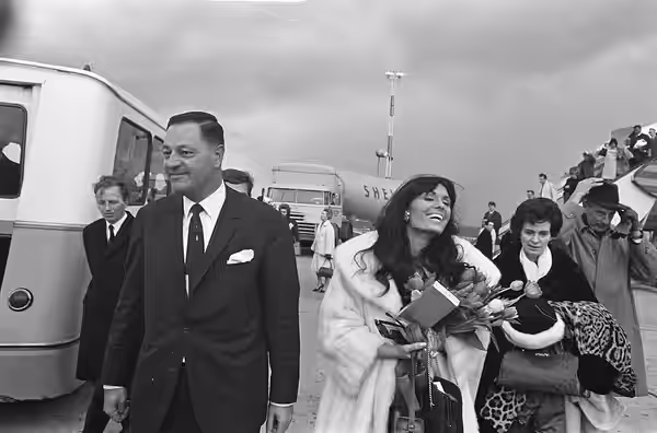 Collectie / Archief : Fotocollectie Anefo Reportage / Serie : [ onbekend ] Beschrijving : Filmster Daliah Lavi op Schiphol, Opdracht Columbia Datum : 28 maart 1 (1966)