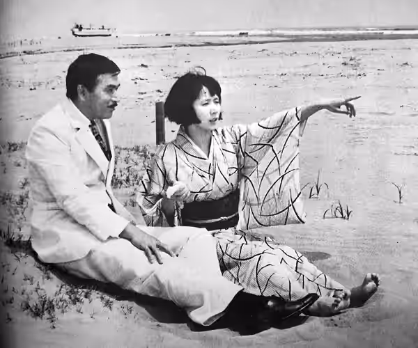 映画『智恵子抄』（1967年）より。丹波哲郎と岩下志麻。