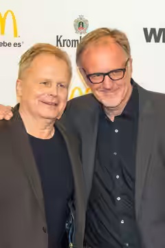 1LIVE Krone 2014 in der Bochumer Jahrhunderthalle: Herbert Grönemeyer mit Jochen Rausch auf dem roten Teppich
