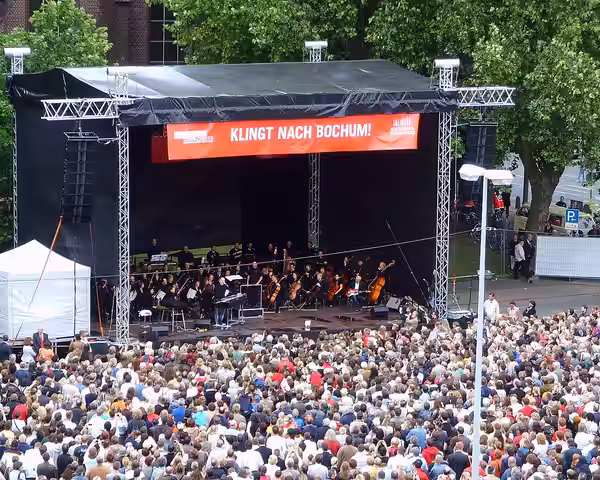 Die Bochumer Symphoniker spielen mit Herbert Grönemeyer ein Werbekonzert für die Philharmonie Bochum (2008)