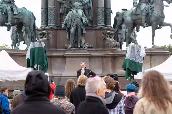 Erwin Leder at the 2-Meter-Abstand Demo für Kunst und Kultur #3 (2 meter distance demonstration for art and culture #3) on Maria-Theresien-Platz in Vienna,Austr (2020)