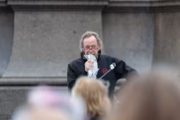 Erwin Leder at the 2-Meter-Abstand Demo für Kunst und Kultur #3 (2 meter distance demonstration for art and culture #3) on Maria-Theresien-Platz in Vienna,Austr (2020)