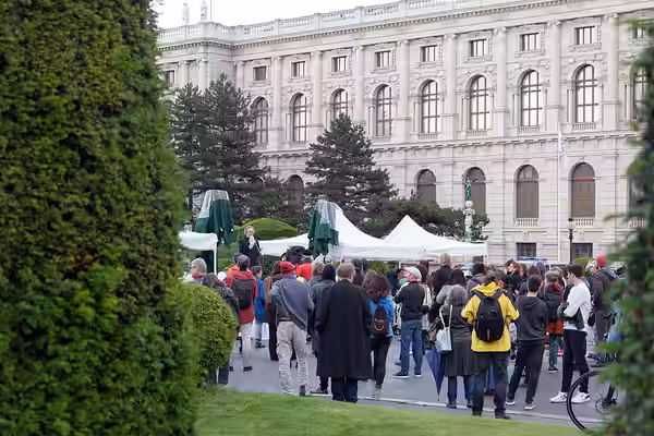 Erwin Leder at the 2-Meter-Abstand Demo für Kunst und Kultur #3 (2 meter distance demonstration for art and culture #3) on Maria-Theresien-Platz in Vienna,Austr (2020)