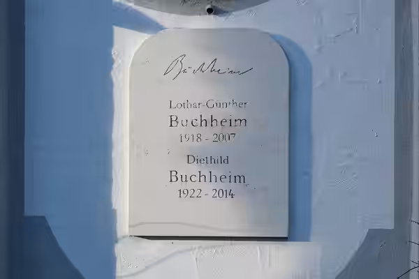 Ehemalige katholische Hofmarkskirche Mariä Himmelfahrt in Bernried am Starnberger See im oberbayerischen Landkreis Weilheim-Schongau in Bayern/Deutschland, Grab (2025)