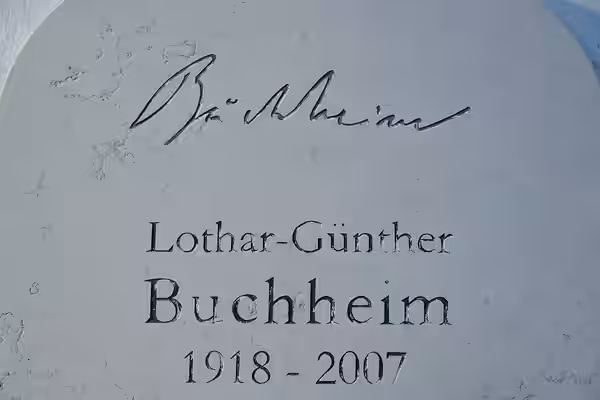 Ehemalige katholische Hofmarkskirche Mariä Himmelfahrt in Bernried am Starnberger See im oberbayerischen Landkreis Weilheim-Schongau in Bayern/Deutschland, Grab (2025)