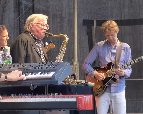 Klaus Doldinger and his curved saxophone in 2015 in Hannover with Passport featuring the Scales brothers