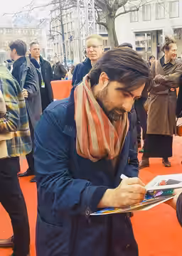 Between the Temples, Deutschlandpremiere Berlinale 2024, Zoo Palast, Jason Schwartzman beim Signieren