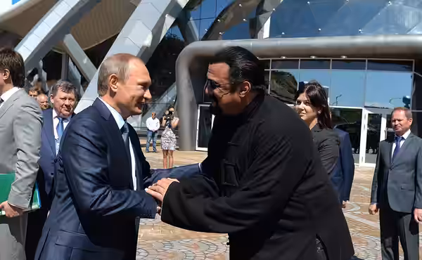 Владимир Путин в океанариуме на острове Русский. В сопровождении губернатора Приморского края Владимира Миклушевского, вице-премьера Госсовета КНР Ван Яна и аме (2015)