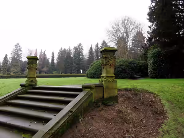 Lage der benachbarten Grabmale von Gustaf Gründgens und Ida Ehre, am äußersten südöstlichen Rand des Althamburgischen Gedächtnisfriedhofs (Friedhof Ohlsdorf) ge (2016)