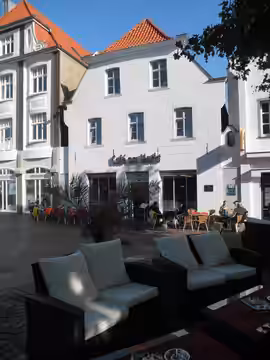 Lingen: kafejo Am Markt (naskodomo de la patro de Theo Lingen) (2011)