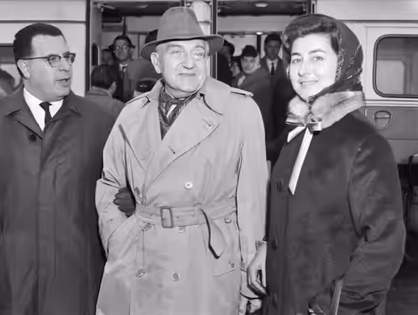 Collectie / Archief : Fotocollectie Anefo Reportage / Serie : [ onbekend ] Beschrijving : Aankomst Fritz Lang op Schiphol, op weg naar het stationsgebouw Datum  (1959)